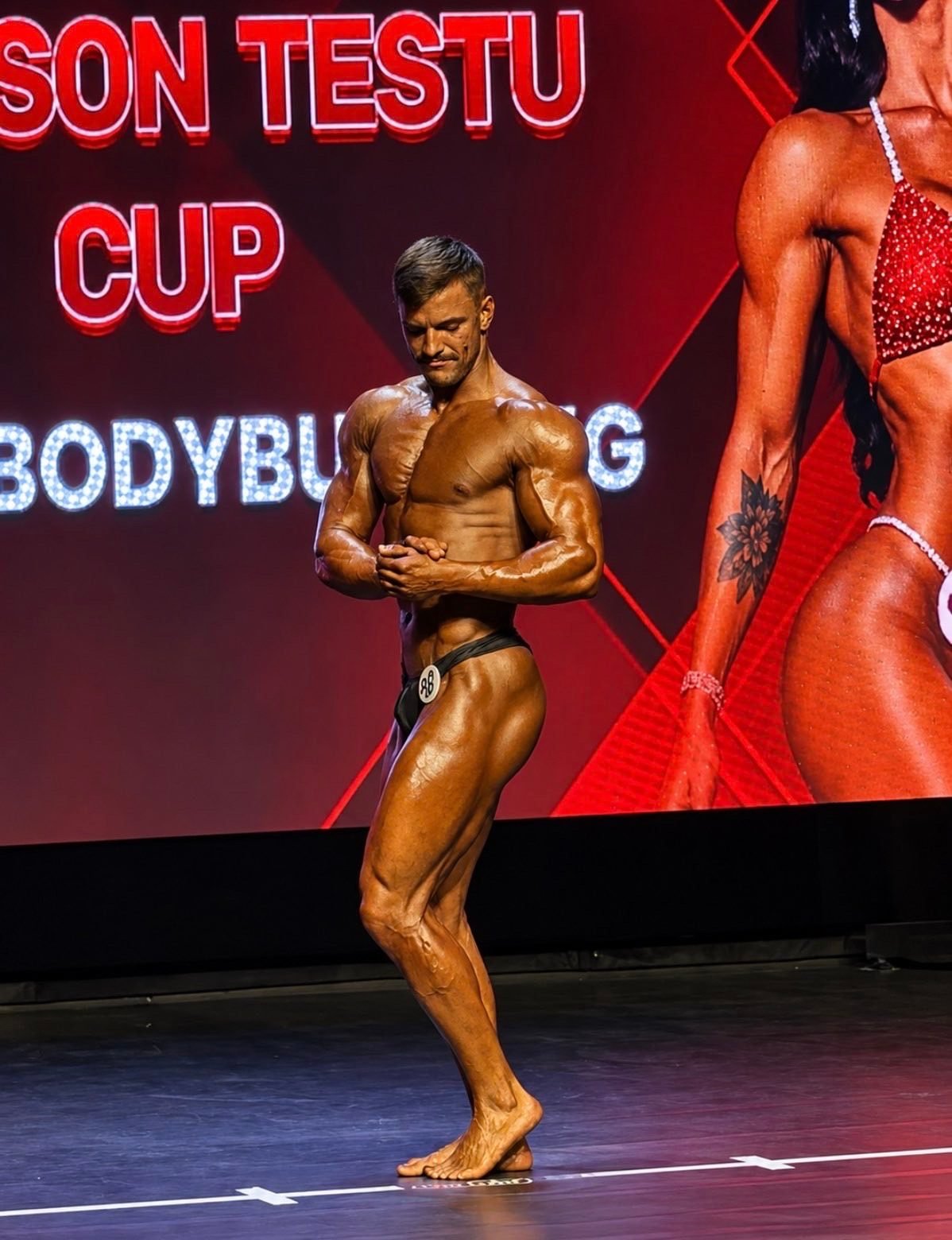 Maxime, coach sportif à Besançon, sur scène lors d’une compétition